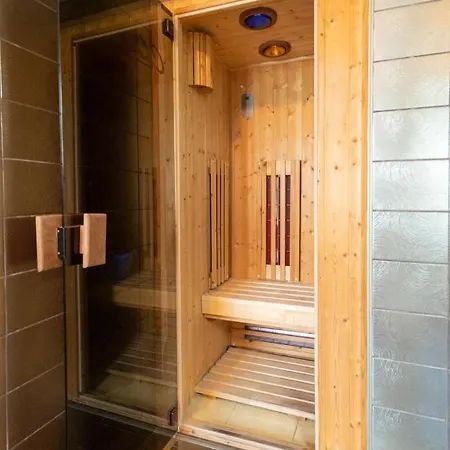מלון דירות Tower Luxury Aparthotel